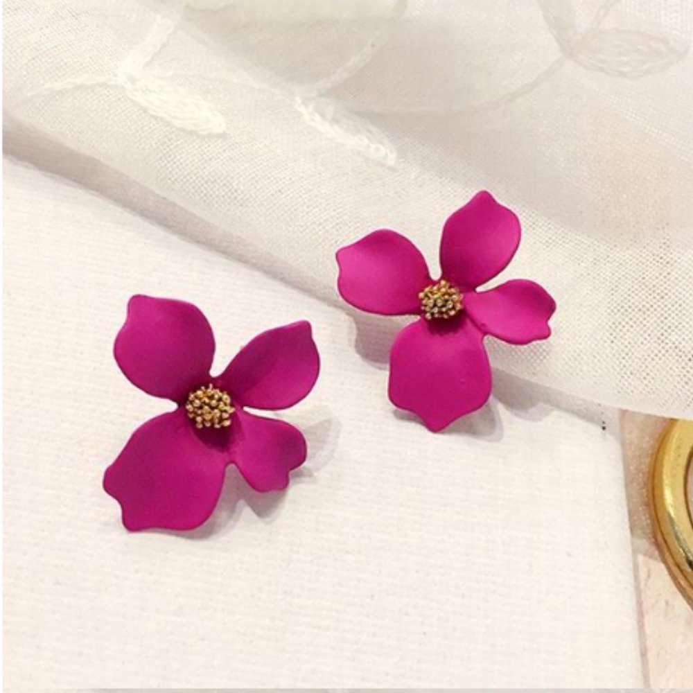 “Riya” Minimalist Cute Gold Floral Stud Earring - Picture 4 of 13